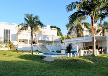 VENDO IMPORTANTE CASA CON PARQUE Y PILETA